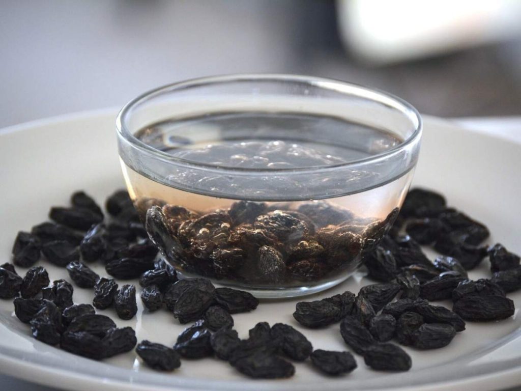 Uses Benefits and Side Effects of Raisin Water