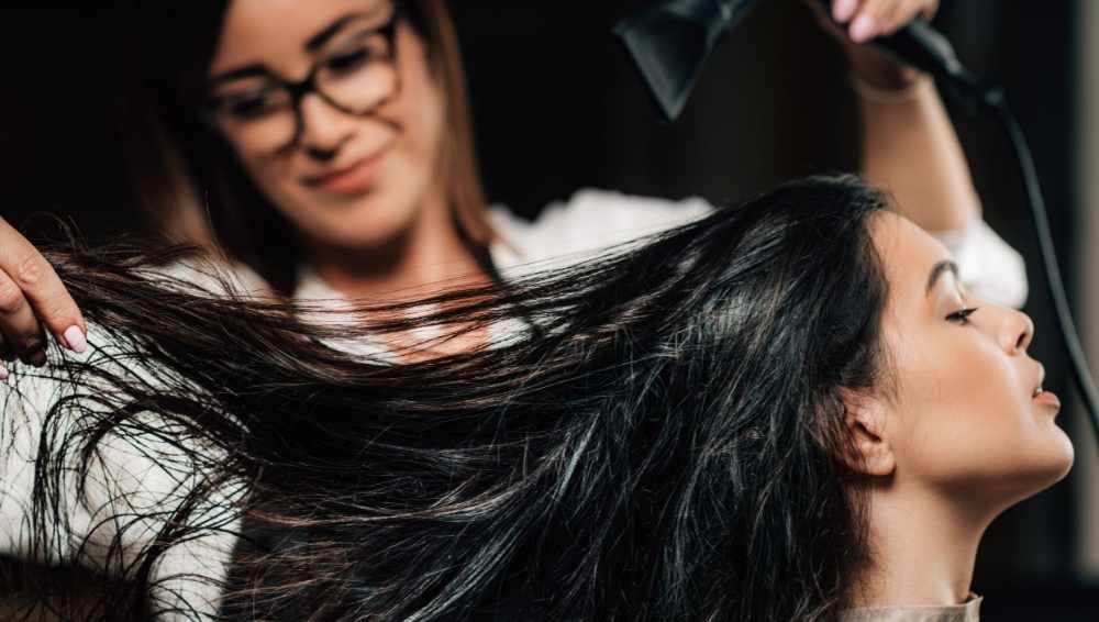 How to dry your hair without a hairdryer